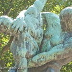 Bronzeskulptur "Ringergruppe" im Volkspark Rehberge in Berlin-Wedding von Wilhelm Haverkamp von 1906, Detailansicht des Ringergriffs