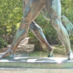 Bronzeskulptur "Ringergruppe" im Volkspark Rehberge in Berlin-Wedding von Wilhelm Haverkamp von 1906, Detailansicht der Beinstellungen