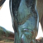 Bronzeskulptur "Ringergruppe" im Volkspark Rehberge in Berlin-Wedding von Wilhelm Haverkamp von 1906, Detailansicht eines Oberschenkels