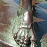 Bronzeskulptur "Ringergruppe" im Volkspark Rehberge in Berlin-Wedding von Wilhelm Haverkamp von 1906, Detailansicht eines Fußes