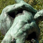 Bronzeskulptur "Ringergruppe" im Volkspark Rehberge in Berlin-Wedding von Wilhelm Haverkamp von 1906, Detailansicht eines Oberkörpers