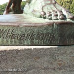 Bronzeskulptur "Ringergruppe" im Volkspark Rehberge in Berlin-Wedding von Wilhelm Haverkamp von 1906, Künstlersignet von Haverkamp