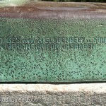 Bronzeskulptur "Ringergruppe" im Volkspark Rehberge in Berlin-Wedding von Wilhelm Haverkamp von 1906, Signet der Bronzegießerei Gladenbeck