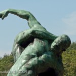 Bronzeskulptur "Ringergruppe" im Volkspark Rehberge in Berlin-Wedding von Wilhelm Haverkamp von 1906, Detailansicht eines Oberkörpers