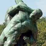 Bronzeskulptur "Ringergruppe" im Volkspark Rehberge in Berlin-Wedding von Wilhelm Haverkamp von 1906, Detailansicht eines Oberkörpers