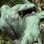 Bronzeskulptur "Ringergruppe" im Volkspark Rehberge in Berlin-Wedding von Wilhelm Haverkamp von 1906, Detailansicht der Oberkörper