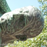 Bronzeskulptur "Ringergruppe" im Volkspark Rehberge in Berlin-Wedding von Wilhelm Haverkamp von 1906, Detailansicht eines Kopfes