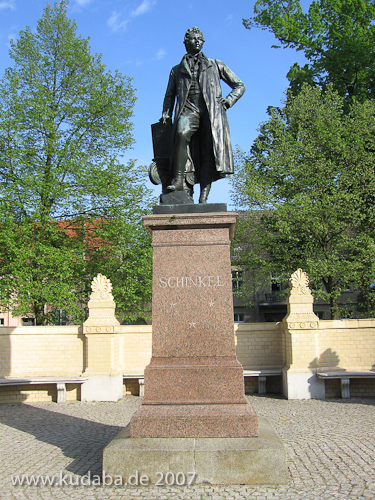 Schinkel-Denkmal in Neuruppin von Max Wiese von 1883, Detailansicht vom Standbild