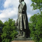 Schinkel-Denkmal in Neuruppin von Max Wiese von 1883, Detailansicht der Skulptur Schinkels