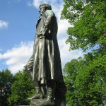 Schinkel-Denkmal in Neuruppin von Max Wiese von 1883, Detailansicht der Skulptur Schinkels