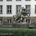 Bundessozialgericht in Kassel, Detailansicht von linker Skulptur