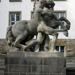 Bundessozialgericht in Kassel, Detailansicht von linker Skulptur