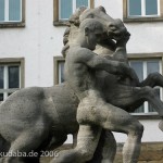 Bundessozialgericht in Kassel, Detailansicht von linker Skulptur