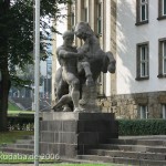 Bundessozialgericht in Kassel, Detailansicht von linker Skulptur