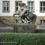 Bundessozialgericht in Kassel, Detailansicht von rechter Skulptur