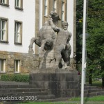 Bundessozialgericht in Kassel, Detailansicht von rechter Skulptur