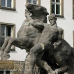 Bundessozialgericht in Kassel, Detailansicht von rechter Skulptur