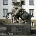 Bundessozialgericht in Kassel, Detailansicht von rechter Skulptur