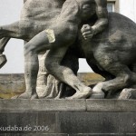 Bundessozialgericht in Kassel, Detailansicht von rechter Skulptur