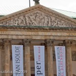 Giebelrelief an der Staatsoper Unter den Linden in Berlin-Mitte von Ernst Rietschel von 1844 (Zinkguss), Gesamtansicht