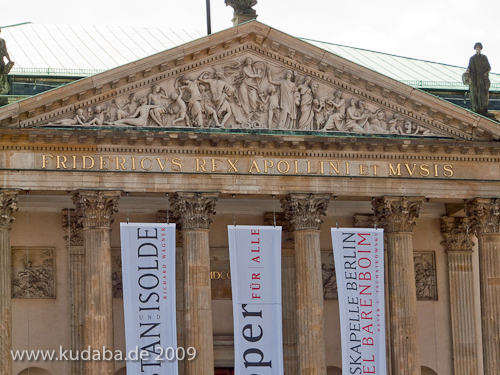 Giebelrelief an der Staatsoper Unter den Linden in Berlin-Mitte von Ernst Rietschel von 1844 (Zinkguss), Gesamtansicht