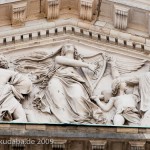 Giebelrelief an der Staatsoper Unter den Linden in Berlin-Mitte von Ernst Rietschel von 1844 (Zinkguss), Detailansicht