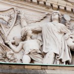 Giebelrelief an der Staatsoper Unter den Linden in Berlin-Mitte von Ernst Rietschel von 1844 (Zinkguss), Detailansicht