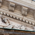 Giebelrelief an der Staatsoper Unter den Linden in Berlin-Mitte von Ernst Rietschel von 1844 (Zinkguss), Detailansicht