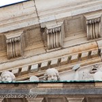 Giebelrelief an der Staatsoper Unter den Linden in Berlin-Mitte von Ernst Rietschel von 1844 (Zinkguss), Detailansicht