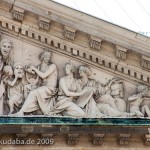 Giebelrelief an der Staatsoper Unter den Linden in Berlin-Mitte von Ernst Rietschel von 1844 (Zinkguss), Detailansicht