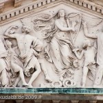 Giebelrelief an der Staatsoper Unter den Linden in Berlin-Mitte von Ernst Rietschel von 1844 (Zinkguss), Detailansicht