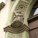 Haus Peterstraße 10 in Görlitz im Stil der Renaissance von 1578, Detailansicht von Judith mit dem Kopf des Holofernes am Eingangsportal