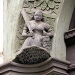 Haus Peterstraße 10 in Görlitz im Stil der Renaissance von 1578, Detailansicht von Judith mit dem Kopf des Holofernes am Eingangsportal