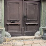 Haus Peterstraße 10 in Görlitz im Stil der Renaissance von 1578, Detailansicht von Löwenköpfen am Fuße des Eingangsportals