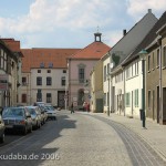 Rathaus in Wörlitz von 1797 von Friedrich Wilhelm von Erdmannsdorf im Stil des Klassizismus, Ansicht aus der Ferne