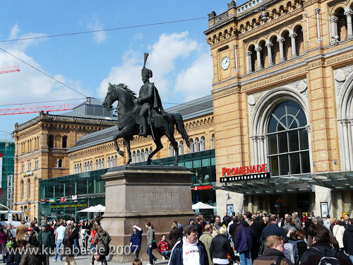 Reitdenkmal Ernst-August I. auf dem Bahnhofsvorplatz in Hannover von Christian Daniel Rauch und Albert Wolff von 1861, Gesamtansicht