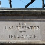 Reitdenkmal Ernst-August I. auf dem Bahnhofsvorplatz in Hannover von Christian Daniel Rauch und Albert Wolff von 1861, Detailansicht vom Sockel