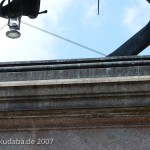 Reitdenkmal Ernst-August I. auf dem Bahnhofsvorplatz in Hannover von Christian Daniel Rauch und Albert Wolff von 1861, Detailansicht vom Sockel