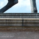 Reitdenkmal Ernst-August I. auf dem Bahnhofsvorplatz in Hannover von Christian Daniel Rauch und Albert Wolff von 1861, Detailansicht vom Sockel