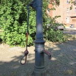 Schwengelpumpe in der Bristolstraße in Berlin-Wedding, Gesamtansicht