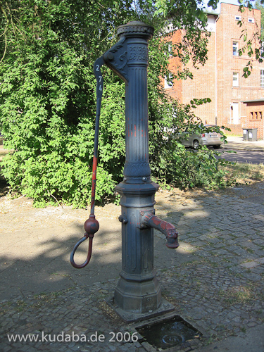 Schwengelpumpe in der Bristolstraße in Berlin-Wedding, Gesamtansicht