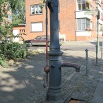 Schwengelpumpe in der Bristolstraße in Berlin-Wedding, Gesamtansicht