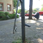 Schwengelpumpe in der Corkerstraße in Berlin-Wedding, Gesamtansicht