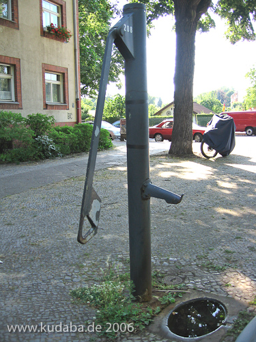 Schwengelpumpe in der Corkerstraße in Berlin-Wedding, Gesamtansicht