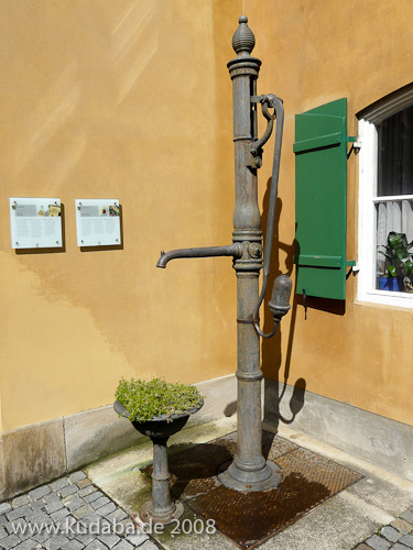 Schwengelpumpe in der Fuggerei in Augsburg