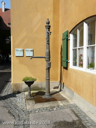 Schwengelpumpe in der Fuggerei in Augsburg