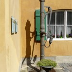 Schwengelpumpe in der Fuggerei in Augsburg