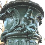 Schwengelpumpe in der Schlossstraße in Berlin-Charlottenburg, Detailansicht von zwei Fröschen
