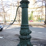 Schwengelpumpe in der Schlossstraße in Berlin-Charlottenburg, Gesamtansicht