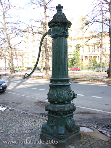 Schwengelpumpe in der Schlossstraße in Berlin-Charlottenburg, Gesamtansicht